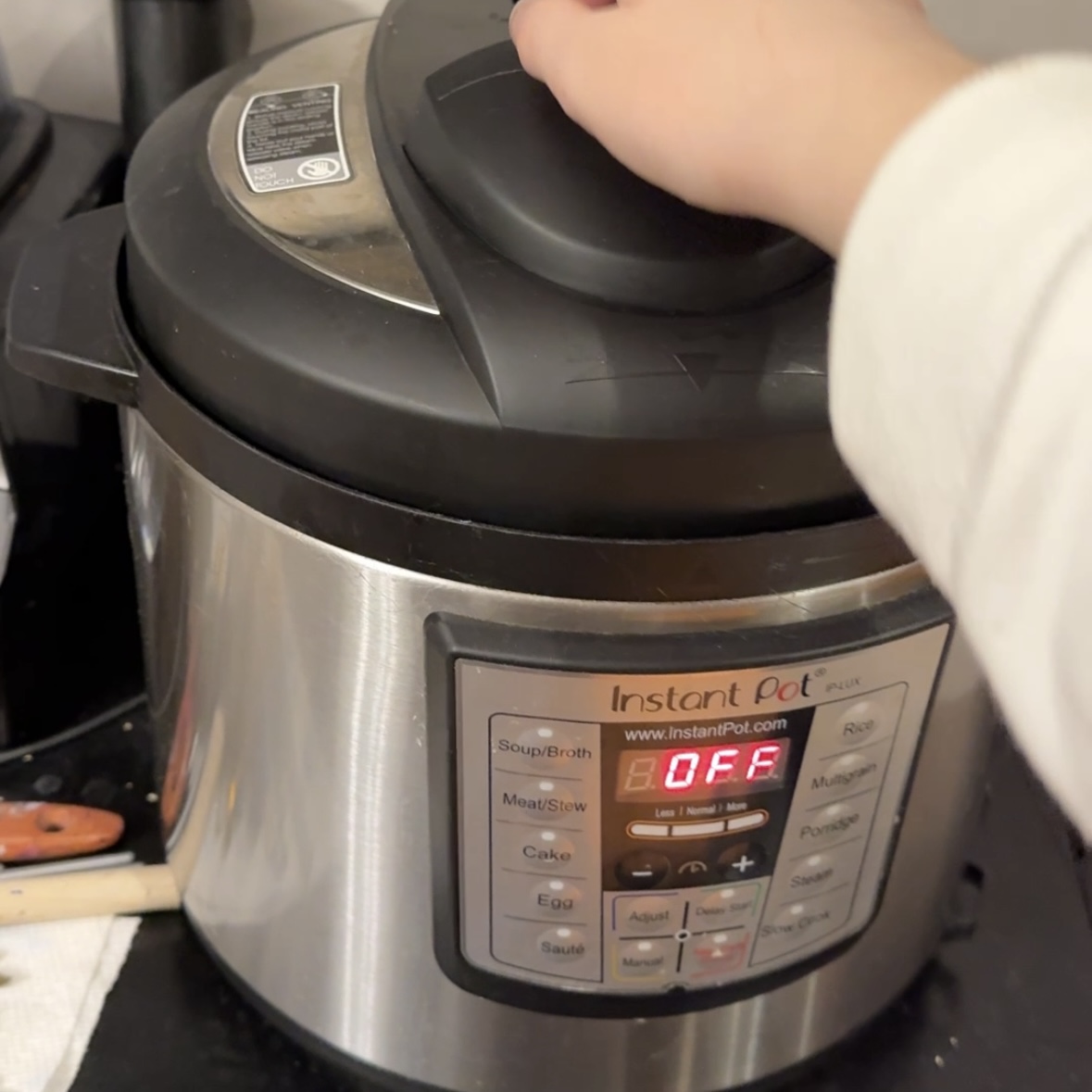 This is the sound that my instapot make when I open and close it. The picture is what it looks like. 