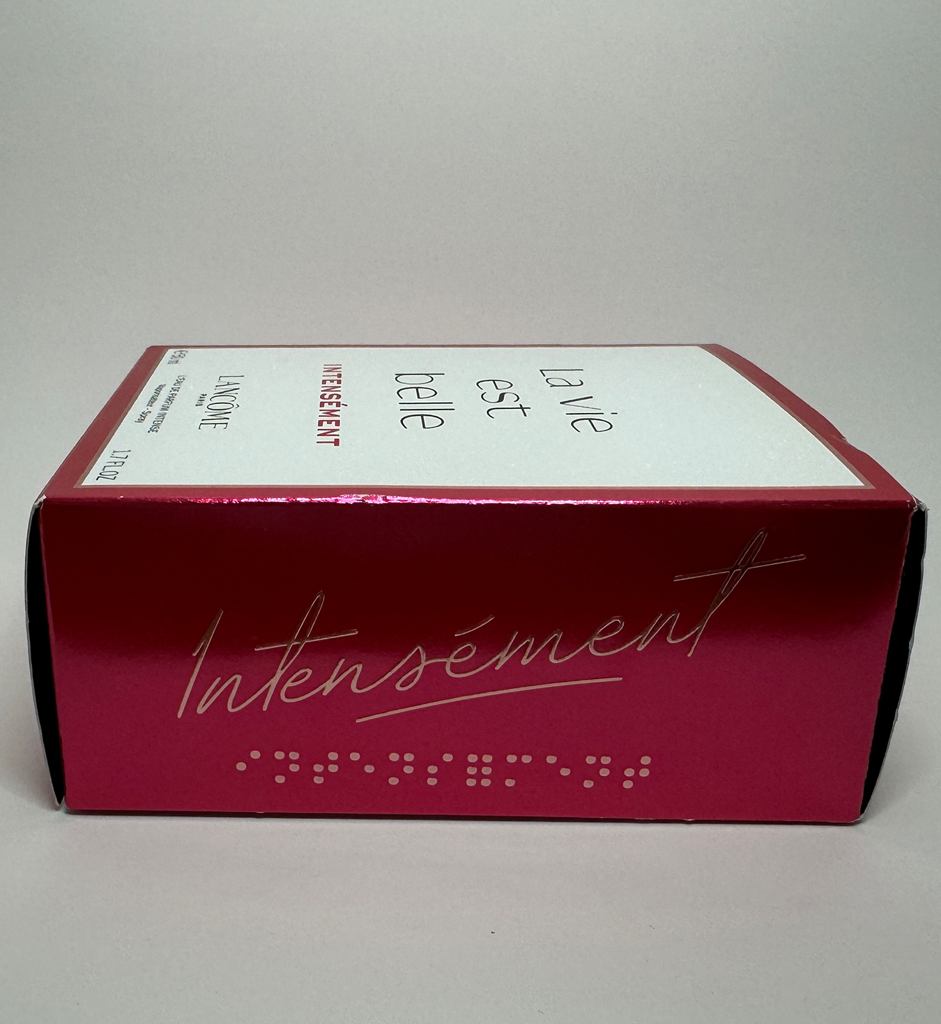 Image of La vie est belle perfume box from the side